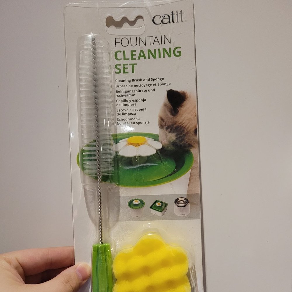 Cat Fountain cleaning brush and sponge